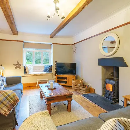 Rose - Garden, Parking And Near A Pub *