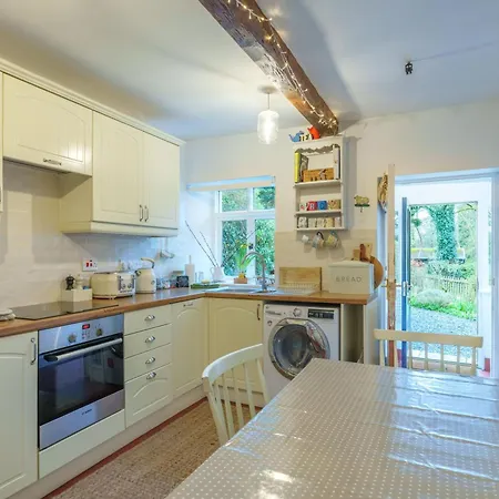 Rose - Garden, Parking And Near A Pub Semesterbostad Lindale