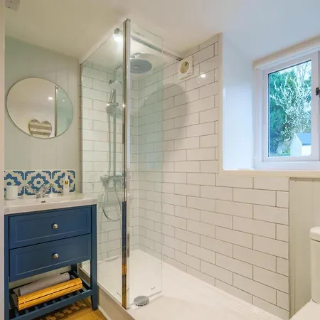 Rose - Garden, Parking And Near A Pub *