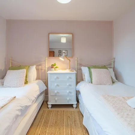 Rose - Garden, Parking And Near A Pub Tatil Evi