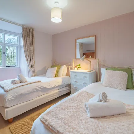 Rose - Garden, Parking And Near A Pub Semesterbostad *