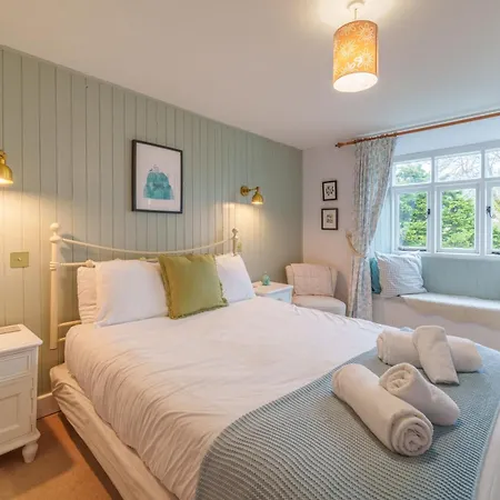 Rose - Garden, Parking And Near A Pub *