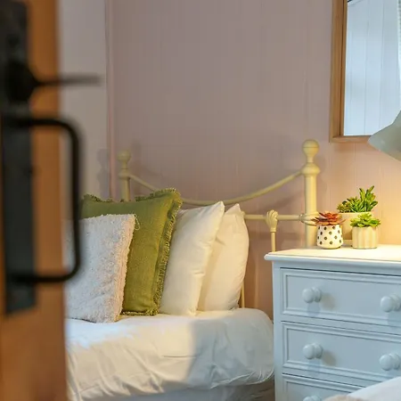 Rose - Garden, Parking And Near A Pub Lindale