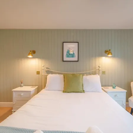 Rose - Garden, Parking And Near A Pub Lindale