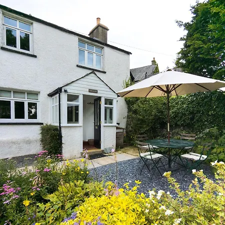 Rose - Garden, Parking And Near A Pub